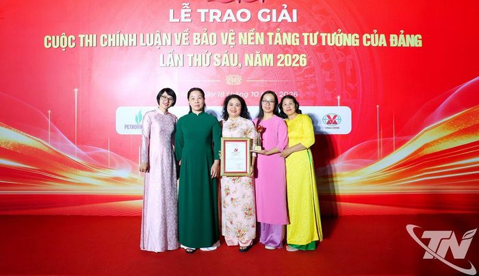 Đồng chí Nguyễn Thị Vũ Anh (thứ hai từ bên trái), Phó Trưởng ban Thường trực Ban Tuyên giáo Tỉnh ủy Thái Nguyên, chúc mừng nhóm tác giả.
