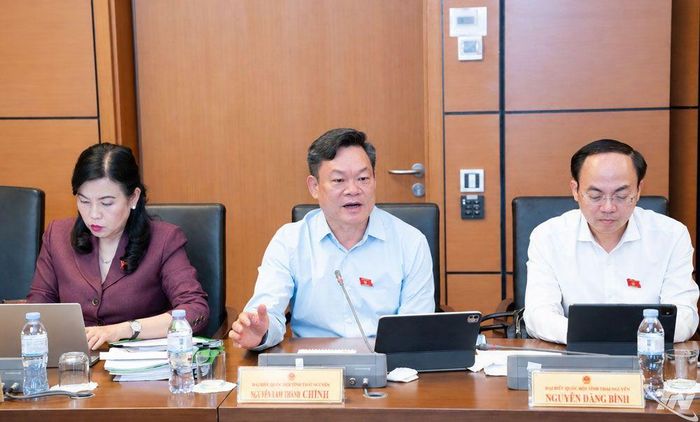 Đại biểu Hoàng Duy Chinh, Ủy viên Trung ương Đảng, Phó Chủ tịch Thường trực Hội đồng Dân tộc của Quốc hội (Đoàn ĐBQH tỉnh Thái Nguyên).