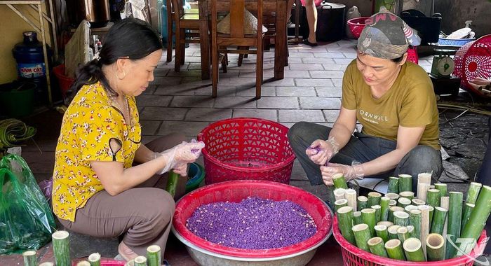 Gạo nếp được ngâm nước lá cẩm tạo ra màu sắc, hương vị cơm lam nướng thơm ngon.