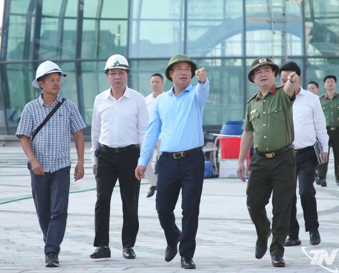Đồng chí Chủ tịch UBND tỉnh Nguyễn Thế Mạnh kiểm tra Không gian phố đi bộ Trung tâm tỉnh Thái Nguyên.