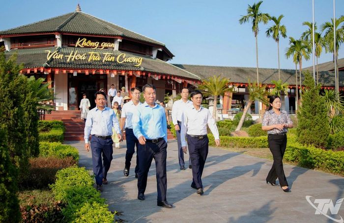 Đồng chí Chủ tịch UBND tỉnh Nguyễn Thế Mạnh kiểm tra tại Không gian văn hóa Trà Tân Cương.