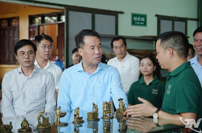 Đồng chí Chủ tịch UBND tỉnh trao đổi với đại diện Hợp tác xã trà và du lịch cộng đồng Tiến Yên, xã Tân Cương.