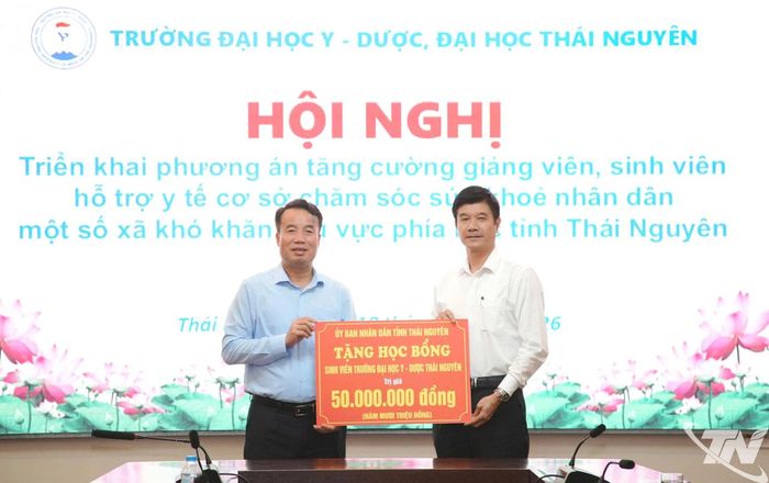 Đồng chí Chủ tịch UBND tỉnh Nguyễn Thế Mạnh trao tặng Quỹ học bổng của Trường Đại học Y - Dược số tiền 50 triệu đồng.