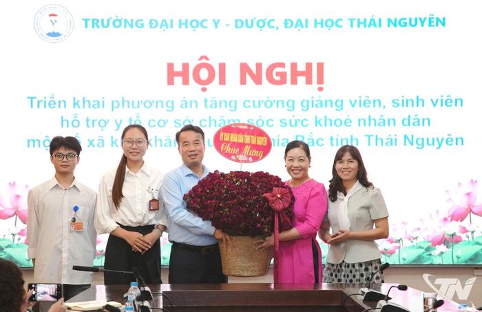 Đồng chí Chủ tịch UBND tỉnh tặng hoa động viên các giảng viên, sinh viên Trường Đại học Y - Dược tham gia hỗ trợ chăm sóc sức khỏe nhân dân tại các trạm y tế cơ sở.