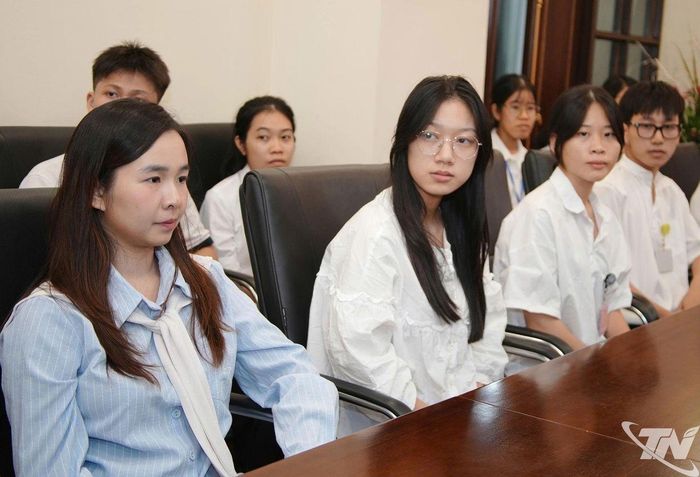Đại biểu và giảng viên, sinh viên tham dự chương trình.