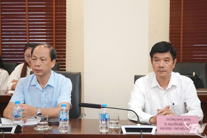 Đại biểu dự chương trình.