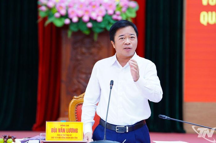 Đồng chí Phó Bí thư Tỉnh ủy, Chủ tịch HĐND tỉnh Bùi Văn Lương phát biểu tại Hội nghị.