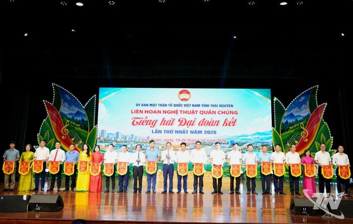Ban Tổ chức trao Cờ lưu niệm cho đại diện các đoàn tham gia Liên hoan nghệ thuật quần chúng “Tiếng hát đại đoàn kết” khu vực III.