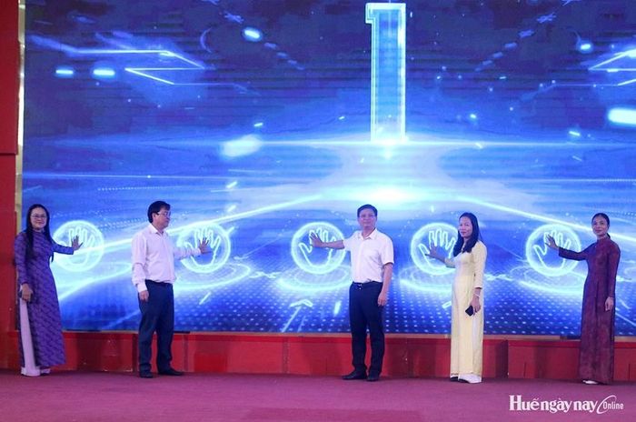 Lãnh đạo phường Thuận Hóa thực hiện nghi thức phát động Tháng cao điểm “Vì người nghèo” năm 2026. Ảnh: Phương Thảo