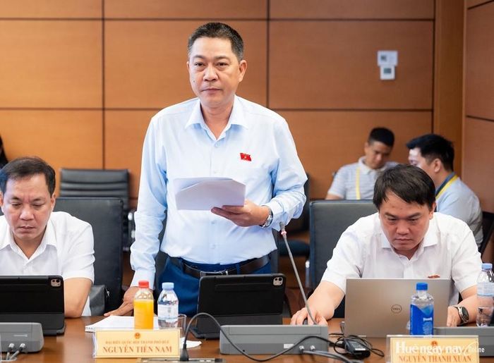Đại biểu Nguyễn Tiến Nam tham gia thảo luận về dự thảo Luật Nuôi con nuôi (sửa đổi). Ảnh: Đoàn ĐBQH thành phố cung cấp