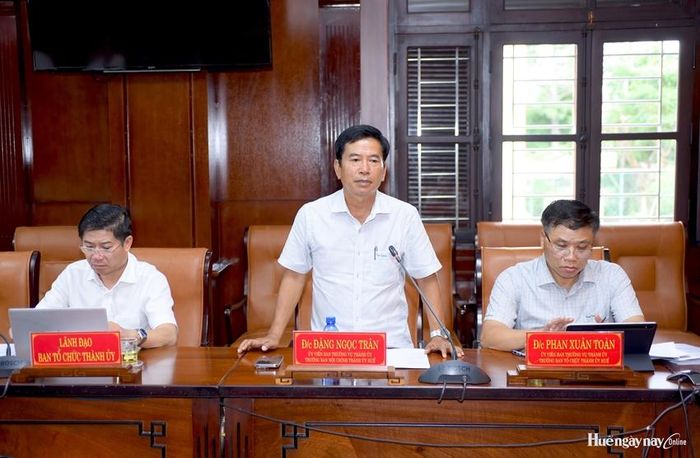 Đại biểu trao đổi tại hội nghị.