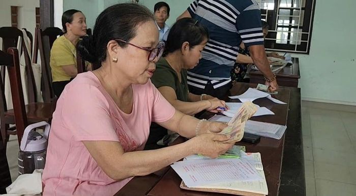 Cán bộ các cấp hội phụ nữ là cầu nối đưa tín dụng đến với hội viên.