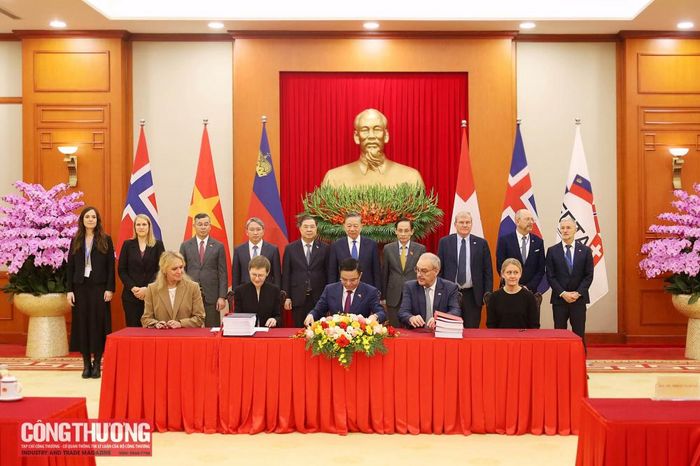 Tổng Bí thư, Chủ tịch nước Tô Lâm chứng kiến Bộ trưởng Bộ Công Thương Lê Mạnh Hùng cùng đại diện các nước thành viên Hiệp hội Mậu dịch tự do châu Âu (EFTA) ký kết Hiệp định Thương mại Tự do Việt Nam - EFTA (VEFTA)