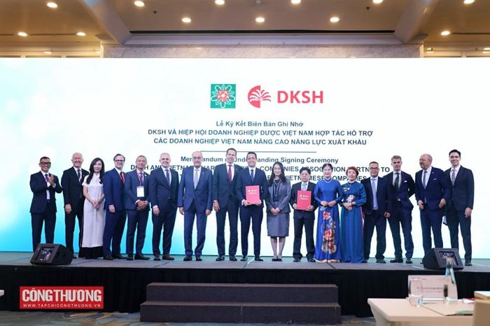 Trong khuôn khổ Lễ khai mạc Diễn đàn, Hiệp hội Doanh nghiệp Dược Việt Nam và DKSH tại Việt Nam đã ký kết biên bản ghi nhớ hợp tác hỗ trợ các doanh nghiệp Việt Nam nâng cao năng lực xuất khẩu
