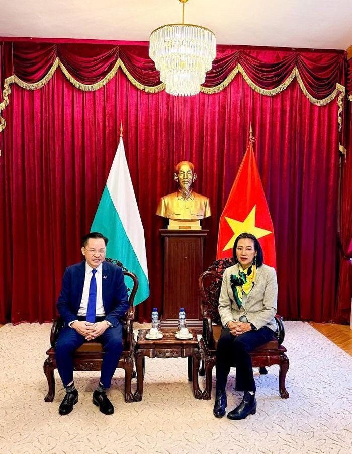 Ông Nguyễn Hữu Tú, Tổng Giám đốc Vinachem trao đổi với Đại sứ Nguyễn Thị Minh Nguyệt về cơ hội hợp tác thương mại, mở rộng thị trường tiêu thụ sản phẩm tại Bulgaria và Đông Âu