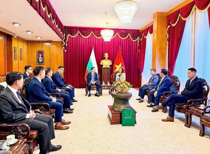 Đoàn công tác Vinachem làm việc với Đại sứ quán Việt Nam tại Bulgaria, trao đổi về tình hình kinh tế và cơ hội hợp tác thương mại tại thị trường Bulgaria