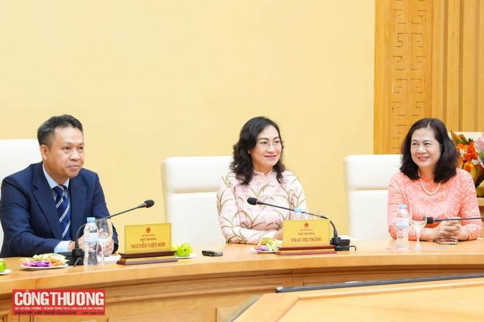 Đồng chí Nguyễn Việt Sơn - Ủy viên Ban Thường vụ Đảng ủy Bộ, Thứ trưởng Bộ Công Thương, Trưởng ban Ban Vì sự tiến bộ của phụ nữ Bộ Công Thương; đồng chí Phan Thị Thắng - Ủy viên Ban Thường vụ Đảng ủy Bộ, Thứ trưởng Bộ Công Thương tại buổi gặp mặt.