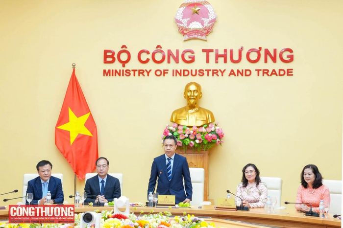Thứ trưởng Nguyễn Việt Sơn - Trưởng ban Ban Vì sự tiến bộ của phụ nữ Bộ Công Thương phát biểu chúc mừng nữ lãnh đạo Bộ và các đơn vị nhân Ngày Phụ nữ Việt Nam 20/10.