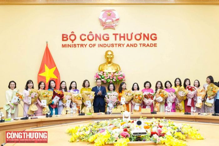 Thứ trưởng Nguyễn Việt Sơn đại diện Lãnh đạo Bộ Công Thương tặng hoa, quà chúc mừng các nữ lãnh đạo các đơn vị thuộc Bộ.