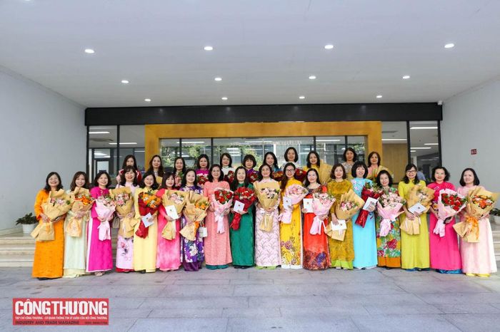 Các đại biểu chụp ảnh lưu niệm tại buổi gặp mặt nhân kỷ niệm 96 năm Ngày thành lập Hội Liên hiệp Phụ nữ Việt Nam và 16 năm Ngày Phụ nữ Việt Nam.