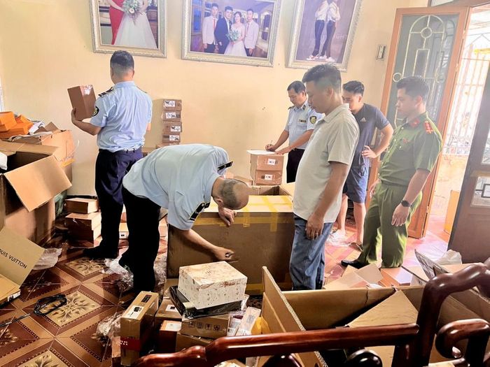Đội Quản lý thị trường số 14 và Đội 6, Phòng Cảnh sát Kinh tế - Công an thành phố Hà Nội tiến hành kiểm tra việc chấp hành pháp luật trong sản xuất, kinh doanh tại hai cơ sở kinh doanh túi xách trên địa bàn xã Phú Xuyên.