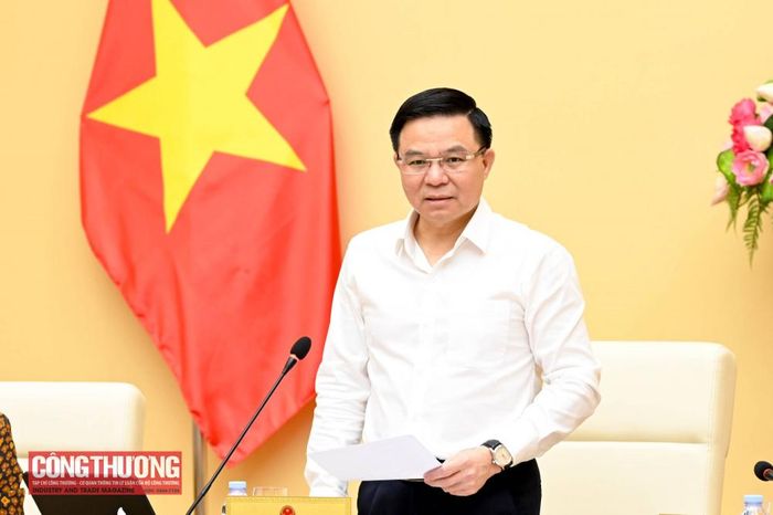 Bộ trưởng Lê Mạnh Hùng ghi nhận, đánh giá cao những kết quả và đóng góp của các cơ sở đào tạo, viện nghiên cứu đối với sự phát triển của ngành Công Thương