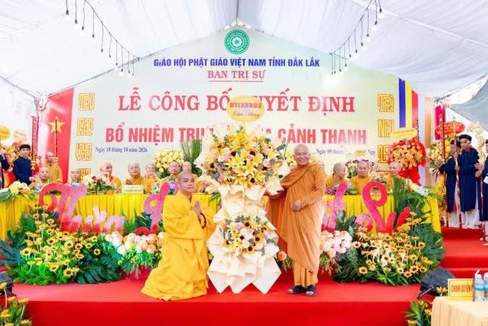 Thượng tọa Thích Giác Phổ, Phó Thường trực Ban Trị sự tỉnh trao lẵng hoa chúc mừng