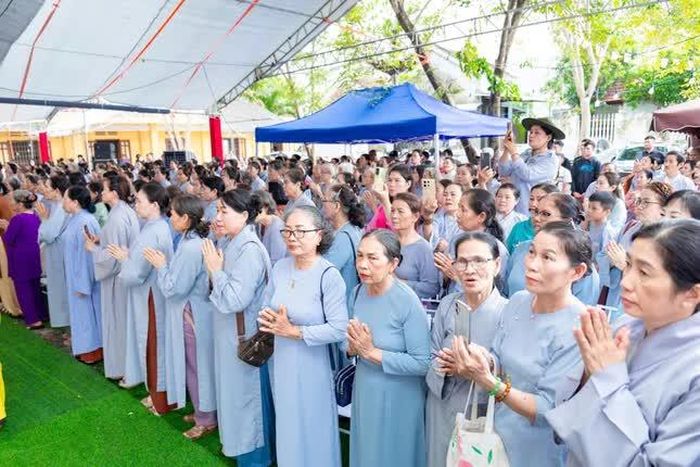 Phật tử tham dự lễ 