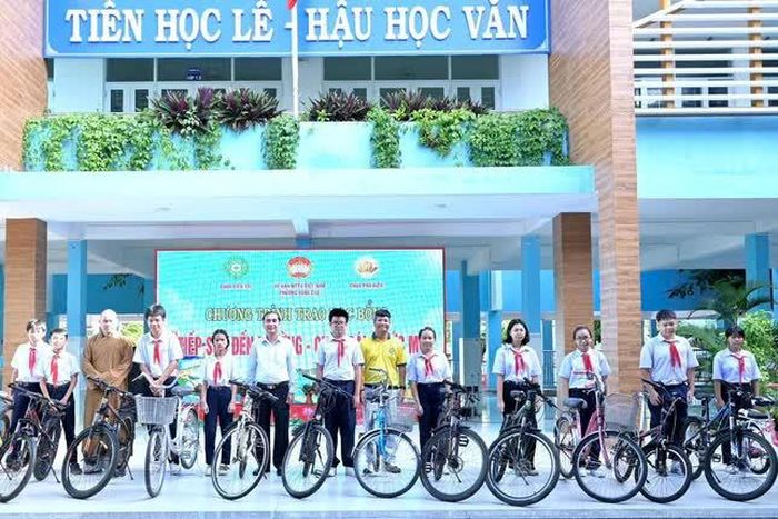 Tặng xe đạp đến các em học sinh