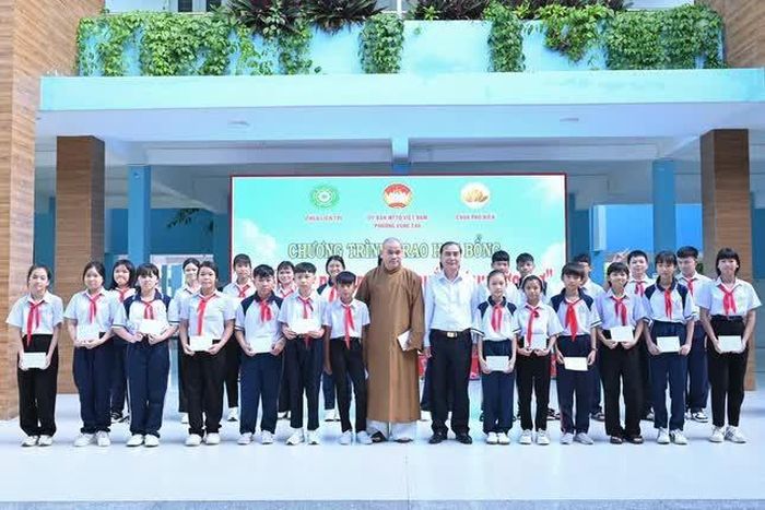 100 suất học bổng, mỗi suất trị giá 1 triệu đồng được trao đến các em Trường THCS Thắng Nhì