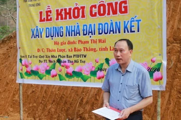 Phó Bí thư Thường trực Đảng ủy xã Bảo Thắng Nguyễn Đức Dũng tri ân phái đoàn