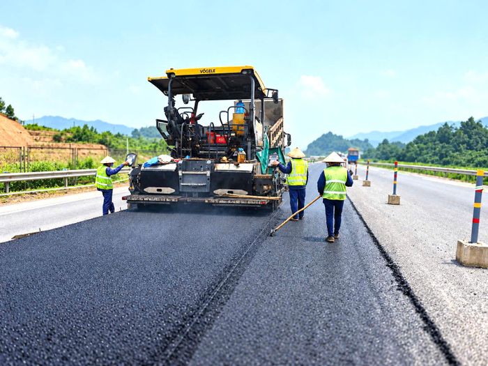 Tại gói thầu XL 02, vị trí Km 209+30 - Km 223+900 do Công ty Cổ Phần 471 thi công giá trị hợp đồng của dự án khoảng 607 tỷ đồng. Khối lượng thực hiện đạt khoảng gần 70%, các hạng mục còn lại chủ yếu là lắp dầm, thi công mặt cầu và thảm bê tông nhựa. Công tác giải phóng mặt bằng cơ bản không còn vướng mắc lớn, tạo điều kiện để nhà thầu tập trung thi công.