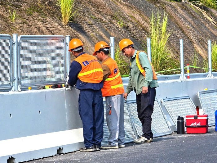 Ông Trần Ngọc Hải, Phó giám đốc Ban Quản lý dự án các đường cao tốc phía Bắc (Tổng công ty Đầu tư Phát triển đường cao tốc Việt Nam) cho biết: "Các nhà thầu đang rà soát, điều chỉnh tiến độ thi công chi tiết, tăng cường nhân lực, máy móc, thiết bị nhằm bù đắp thời gian chậm và đẩy nhanh tiến độ dự án. Hiện, toàn công trường huy động gần 3.000 cán bộ, công nhân, tổ chức thi công đồng loạt trên tuyến, sau một năm thi công, sản lượng các gói thầu của dự án đã đạt trên 70% kế hoạch.