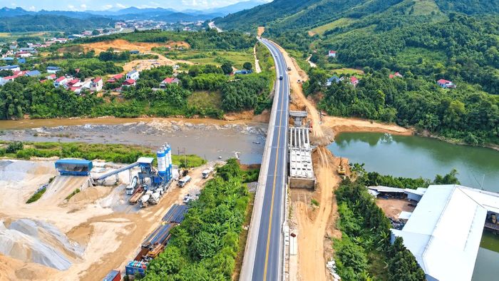 Theo báo cáo của Ban Quản lý dự án các đường cao tốc phía Bắc, đến ngày 15/10/2026, tổng giá trị thực hiện dự án đạt 3.856,52 tỷ đồng, tương đương 73,16% giá trị hợp đồng 5.271,4 tỷ đồng. Cụ thể, gói thầu XL1-NBLC đạt 2.282,02 tỷ đồng, tương đương 70,82% giá trị hợp đồng; gói thầu XL2-NBLC đạt 1.574,5 tỷ đồng, tương đương 76,84%.