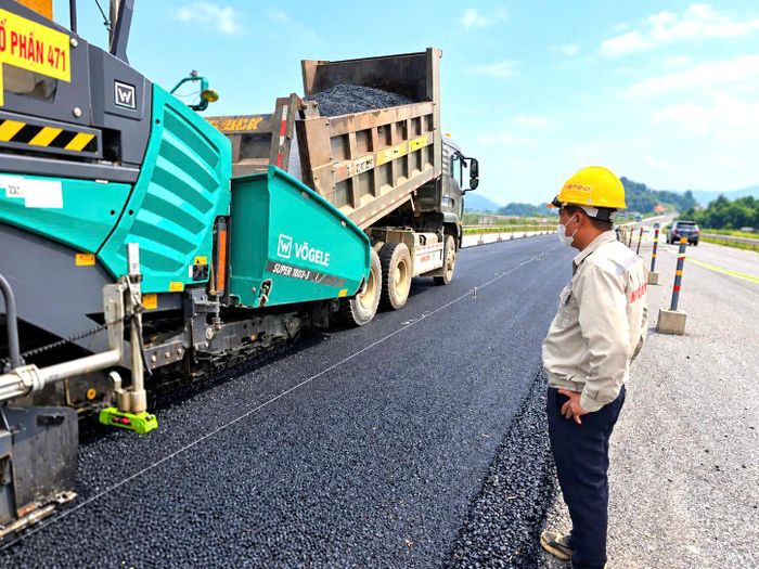 Kỹ sư Nguyễn Văn Tú, Chỉ huy phó Công ty Cổ phần 471 chia sẻ: "Hiện, đơn vị huy động gần 200 nhân công cùng máy móc, thiết bị để đẩy nhanh tiến độ. Nhà thầu cũng tập kết một phần vật liệu, đồng thời phối hợp với các đơn vị liên quan tìm nguồn cung bổ sung, nếu nguồn cung được bảo đảm kịp thời, công trình có thể hoàn thành vào tháng 12".
