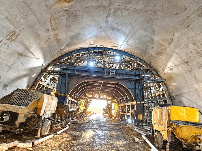 Hiện nay, đơn vị thi công đang huy động 110 cán bộ, công nhân cùng máy móc, thiết bị để đẩy nhanh tiến độ các hạng mục của công trình hầm. Trong đó, công tác đổ bê tông vỏ hầm đang được tập trung triển khai, với khối lượng đã thực hiện đạt 460/530m, tương đương khoảng 86,8% tổng chiều dài vỏ hầm. Theo kế hoạch, hạng mục đổ bê tông vỏ hầm sẽ hoàn thành vào ngày 10/11/2026. 