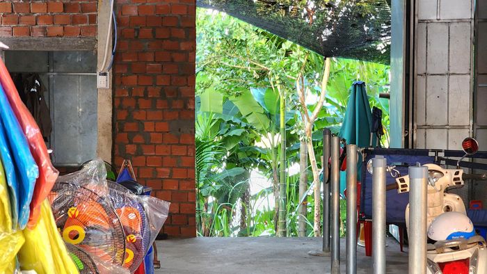 Trong khi đó, đoạn sông Trà Khúc chảy qua thôn An Tây sạt lở đang uy hiếp trực tiếp nhiều nhà dân khi mép sông giờ chỉ còn cách nhà chưa đầy 10m.