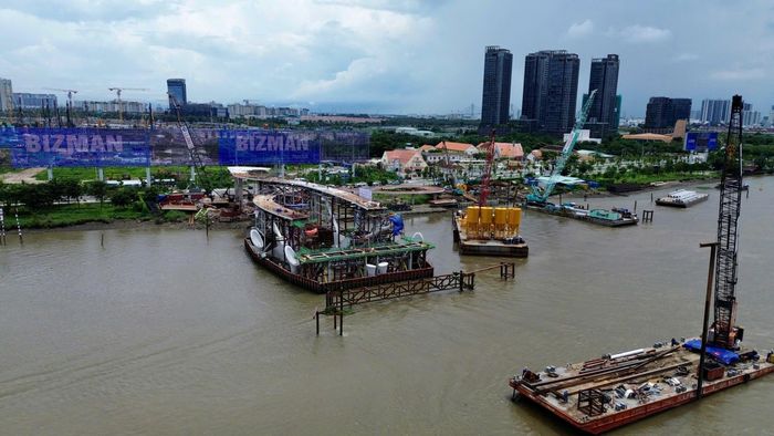 Đến thời điểm hiện tại, hai đầu cầu đi bộ nối trung tâm TP.HCM với đô thị mới Thủ Thiêm cơ bản định hình, chờ nhịp vòm thép chính nặng 3.400 tấn được đưa về công trường để chuẩn bị hợp long.