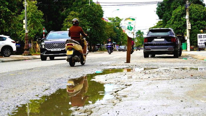 Không chỉ nhà máy xử lý nước thải tại phường Bắc Gianh, dấu tích của quá trình thi công còn hiện diện trên một số tuyến đường ở khu vực trung tâm phường Ba Đồn. Theo ghi nhận, nhiều đoạn mặt đường sụt lún, nham nhở; khi trời mưa, nước đọng gây mất vệ sinh. Người đi xe máy phải dè chừng tại những vị trí hư hỏng, tiềm ẩn nguy cơ mất an toàn giao thông.