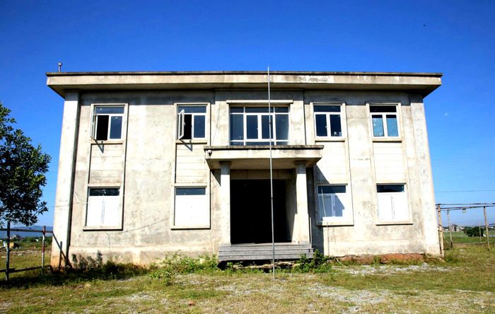 Trong khuôn viên Nhà máy xử lý nước thải có các tòa nhà liền kề trong khuôn viên nhà máy chưa được lợp mái. Nước mưa hắt xuống công trình trong thời gian dài khiến công trình có dấu hiệu hoang hóa, xuống cấp.