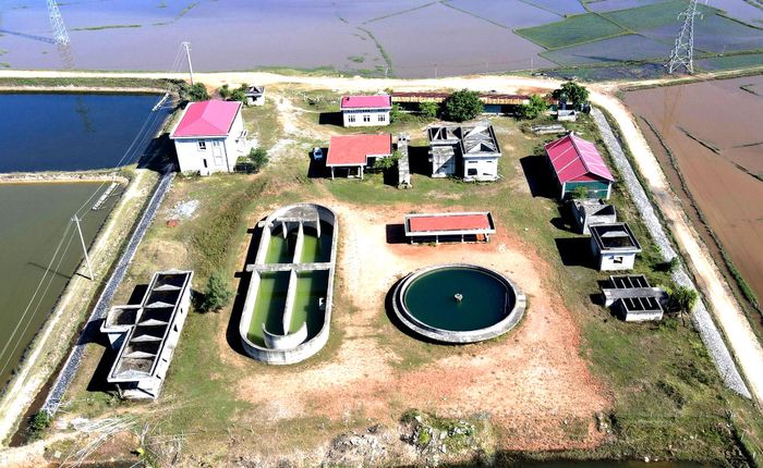 Theo kế hoạch ban đầu, công trình dự kiến hoàn thành sau 36 tháng, bàn giao vào tháng 11/2019. Tuy nhiên, tiến độ liên tục bị kéo dài. Đến năm 2021, việc thi công tại nhà máy xử lý nước thải ở phường Bắc Gianh dừng lại khi công trình mới hoàn thành phần thô.