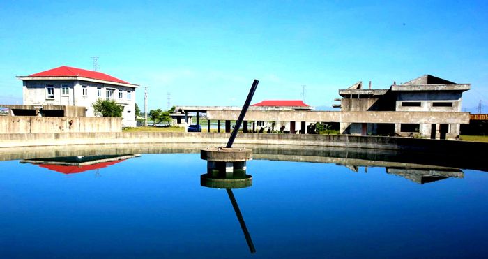 Cuối tháng 6/2025, Ban Quản lý dự án ODA Quảng Trạch và SUEZ ký thanh lý hợp đồng. Đến nay, dự án chưa thể thi công trở lại do nguồn vốn ODA đã kết thúc, nhà tài trợ không tiếp tục bố trí vốn. Vì vậy, việc xử lý hợp đồng cũ mới chỉ là một phần công việc; vấn đề quan trọng hơn là xác định chính xác khối lượng đã thực hiện, phần việc còn lại và nguồn lực cần thiết để hoàn thành công trình.