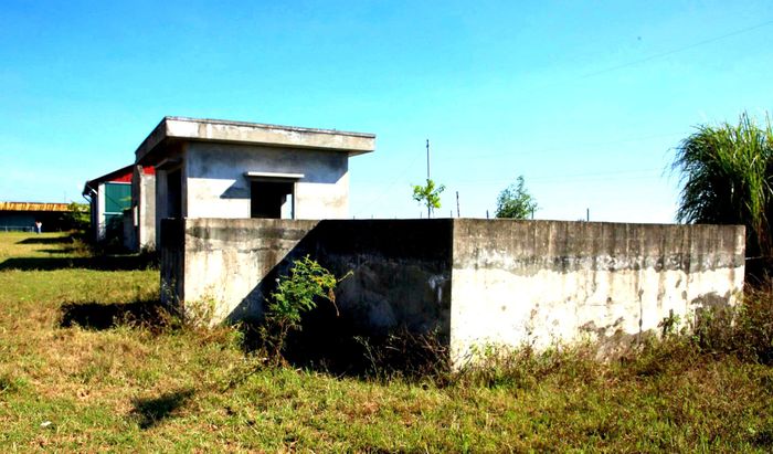 Cụ thể, tuyến ống áp lực mới thi công được 3.554/5.129m; tuyến ống tự chảy đạt 7.311/12.964m; tuyến cửa xả đạt 2.156/2.431m. Việc lắp đặt hố ga, đấu nối hộ gia đình mới được triển khai tại 940/2.274 hộ. Trong khi đó, các hạng mục quan trọng như bể lắng thứ cấp, mương oxy hóa, hệ thống điện động lực, thiết bị công nghệ và quan trắc vẫn chưa hoàn thiện. Mạng lưới thu gom và các điểm đấu nối hộ gia đình cũng chưa được triển khai đồng bộ, khiến toàn bộ hệ thống chưa thể vận hành, xử lý nước thải theo thiết kế.