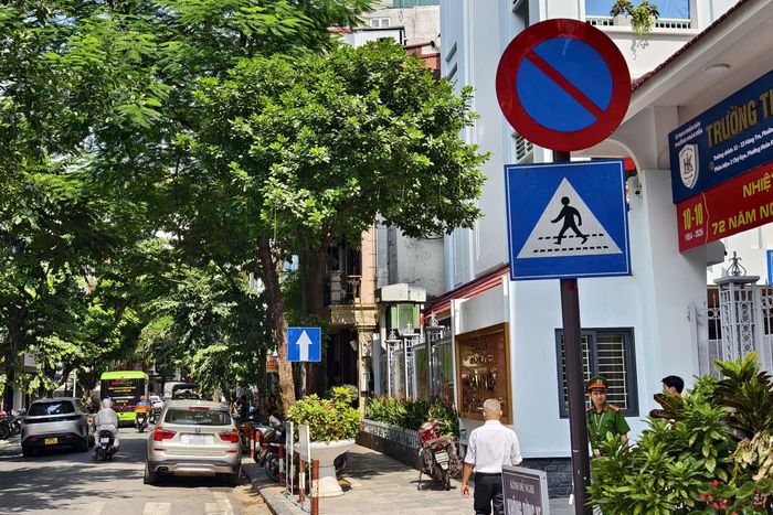 Thời gian tới, Đội CSGT đường bộ số 1 tiếp tục phối hợp chặt chẽ với công an các phường trên địa bàn tăng cường ghi hình, xử phạt nguội đối với những phương tiện dừng đỗ sai quy định mà không có lái xe hoặc khi tài xế cố tình vắng mặt.