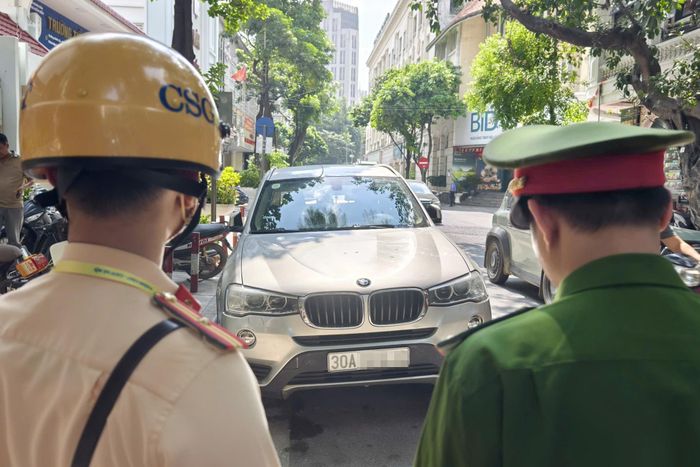Trước đó, Thành ủy, HĐND, UBND thành phố Hà Nội đã chỉ đạo các đơn vị chức năng tiếp tục triển khai các nhiệm vụ xử lý 5 điểm nghẽn trên địa bàn. Trong đó, khắc phục điểm nghẽn về ùn tắc giao thông được lực lượng CSGT tập trung giải quyết.
