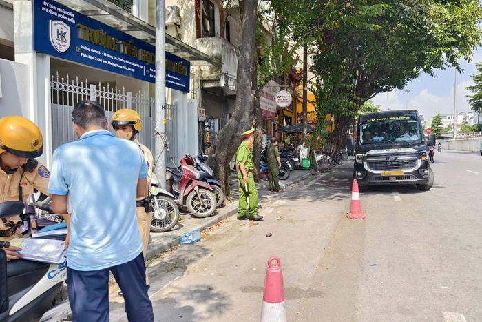 Theo ghi nhận, tình trạng dừng đỗ xe sai quy định, gây cản trở giao thông đã thuyên giảm, nhiều tuyến phố cổ dần trở nên thông thoáng. Chỉ còn một số trường hợp vi phạm, chủ yếu tập trung ở xe kinh doanh vận tải, taxi dịch vụ hoặc xe đưa đón người.