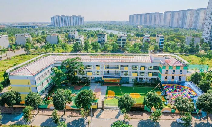 Sân bóng và ngôi cơ sở hạ tầng của hề thống trường học Victoria.