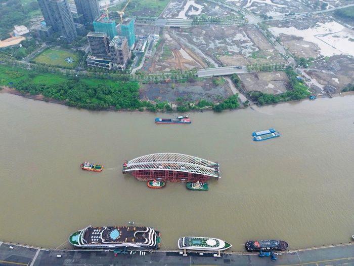 Trước đó, khoảng 6h ngày 18/10, đoàn lai dắt gồm tàu kéo chính và ba tàu hỗ trợ xuất phát từ cảng Đông Xuyên, đưa tổ hợp kết cấu thép nặng 3.400 tấn lên đường về trung tâm TP.HCM. Hành trình kéo dài qua nhiều tuyến đường thủy, đòi hỏi sự phối hợp chặt chẽ giữa đơn vị vận chuyển, lực lượng hoa tiêu và các cơ quan chức năng nhằm bảo đảm an toàn hàng hải.