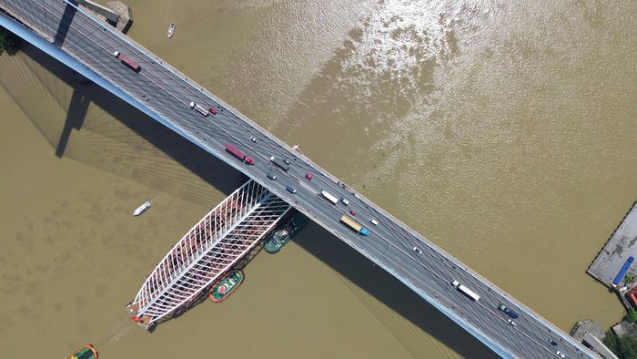 Đặc biệt, việc thi công trên sông Sài Gòn, giữa khu vực trung tâm thành phố, đòi hỏi tính toán kỹ lưỡng và phối hợp đồng bộ trong từng giai đoạn. Với công đoạn hợp long, các đơn vị phải đưa kết cấu thép quy mô lớn vào đúng vị trí để kết nối với những hạng mục đã thi công ở hai bờ. Thủy triều, dòng chảy và thời tiết là những yếu tố cần được tính toán trong phương án tổ chức thi công.