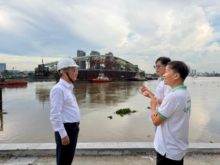 Ông Nguyễn Hữu Hoàng, Giám đốc cao cấp Dự án Nutifood (bên trái) cho biết, việc đưa khối kết cấu nặng 3.400 tấn vượt qua hành trình đường thủy dài 124km và về đến Bến Bạch Đằng là kết quả của quá trình chuẩn bị kỹ lưỡng, phối hợp chặt chẽ giữa các đơn vị. Theo ông Hoàng, thách thức lớn của dự án là hiện thực hóa thiết kế kiến trúc đặc biệt thành công trình thực tế, vừa bảo đảm tính thẩm mỹ, vừa đáp ứng các yêu cầu nghiêm ngặt về kỹ thuật và an toàn. 